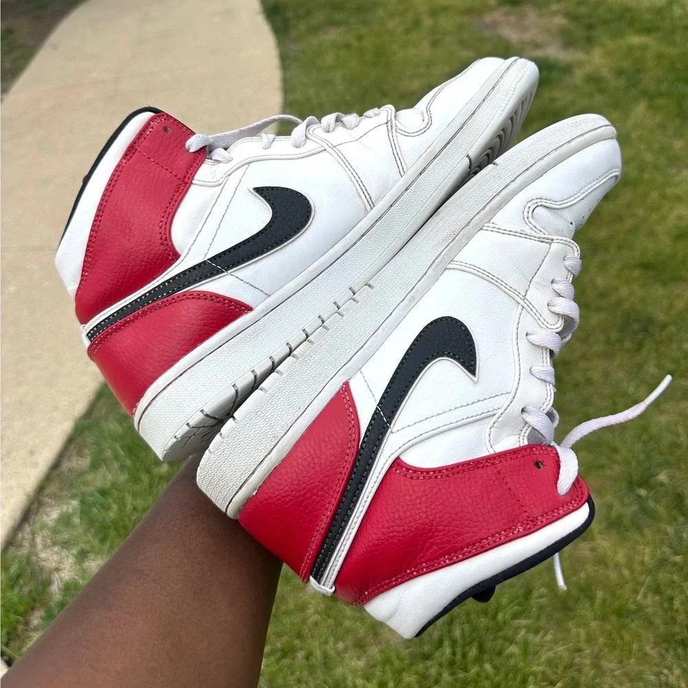 Nike Air‎ Jordan 1 Mid Chicago Athletic Shoes Men's Size 9 White Black Gym Red